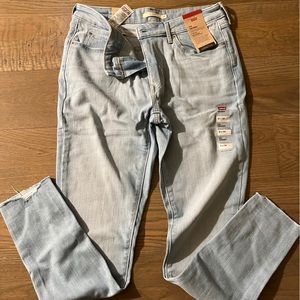Original Levi jeans. Stellar stretch mid rise. Slim through hip and thighs.